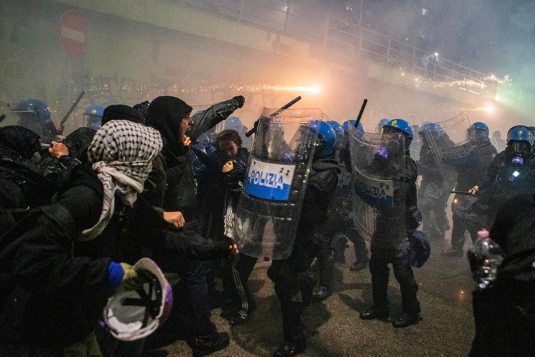 Столкновения протестующих с полицией в Милане