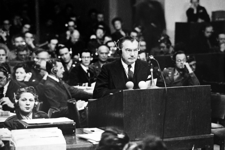 Роберт Х. Джексон (США), главный обвинитель США на Нюрнбергском процессе в рамках Международного военного трибунала над главными военными преступниками Второй мировой войны в Нюрнберге, Германия, в 1946 году