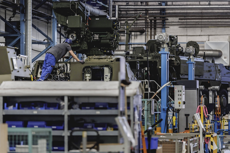 Рабочий на сборочной линии завода концерна Rheinmetall AG в Германии